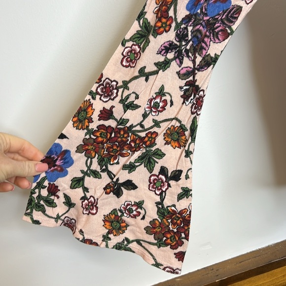 Charming Charlie Bell Sleeve Open Back Floral Peplum Top- M - Picture 3 of 5